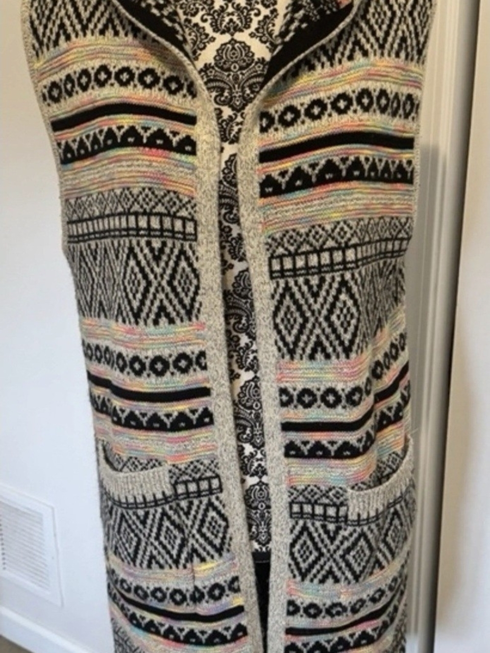 Montou Los Angeles Textured Knit Open Front Vest with Black & Multicolor Pattern